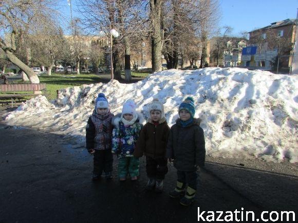 Свято в душі і на клендарі, а на асфальті — біда. Дивись під ноги!, фото №5 на сайті 20minut.ua