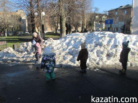 Свято в душі і на клендарі, а на асфальті — біда. Дивись під ноги!, фото №7 на сайті 20minut.ua