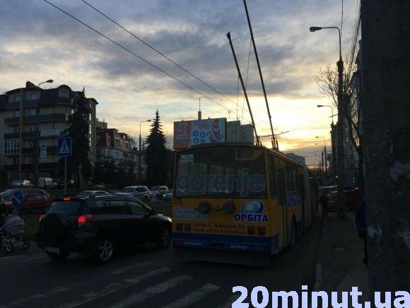 Фото дня: біля моста знову затори - на Крушельницької зламався тролейбус на сайті 20minut.ua Фото дня: біля моста знову затори - на Крушельницької зламався тролейбус, фото №1 на сайті 20minut.ua