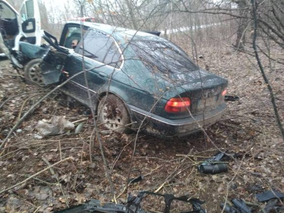 У Дунаєвецькому районі "ВMW" злетів з дороги. Водія та пасажира з понівеченого авто діставали рятівники, фото №1 на сайті vsim.ua