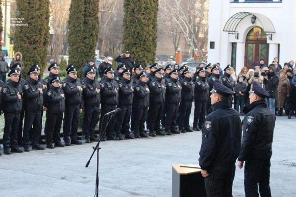 46 чоловіків та 6 жінок: у Хмельницькому нові поліцейські склали присягу на сайті vsim.ua 46 чоловіків та 6 жінок: у Хмельницькому нові поліцейські склали присягу, фото №2 на сайті vsim.ua