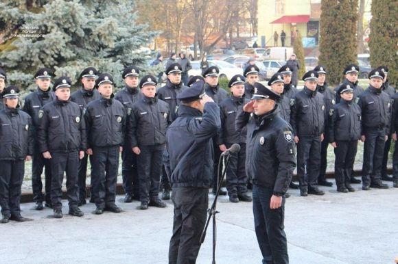 46 чоловіків та 6 жінок: у Хмельницькому нові поліцейські склали присягу на сайті vsim.ua 46 чоловіків та 6 жінок: у Хмельницькому нові поліцейські склали присягу, фото №1 на сайті vsim.ua
