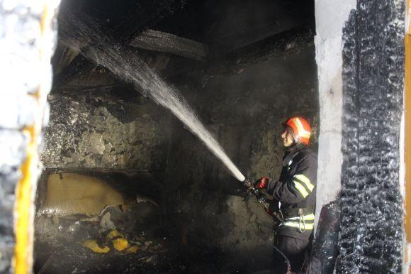 Дві бригади рятівників гасили будинок у Дунаївцях. У полум'ї знайшли два тіла, фото №1 на сайті vsim.ua
