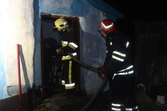 Дві бригади рятівників гасили будинок у Дунаївцях. У полум'ї знайшли два тіла, фото №2 на сайті vsim.ua
