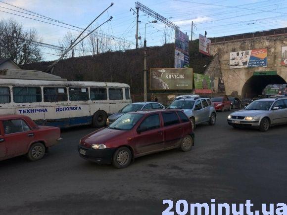 Фото дня: біля моста знову затори - на Крушельницької зламався тролейбус на сайті 20minut.ua Фото дня: біля моста знову затори - на Крушельницької зламався тролейбус, фото №3 на сайті 20minut.ua