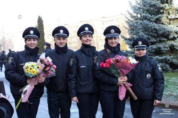 46 чоловіків та 6 жінок: у Хмельницькому нові поліцейські склали присягу на сайті vsim.ua 46 чоловіків та 6 жінок: у Хмельницькому нові поліцейські склали присягу, фото №3 на сайті vsim.ua