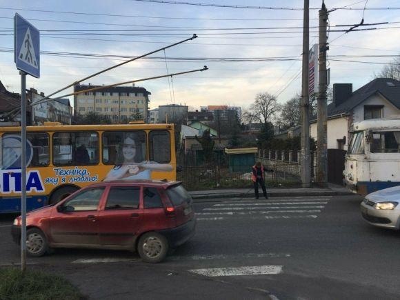 Фото дня: біля моста знову затори - на Крушельницької зламався тролейбус на сайті 20minut.ua Фото дня: біля моста знову затори - на Крушельницької зламався тролейбус, фото №2 на сайті 20minut.ua