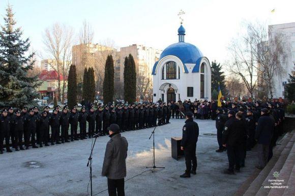 46 чоловіків та 6 жінок: у Хмельницькому нові поліцейські склали присягу на сайті vsim.ua 46 чоловіків та 6 жінок: у Хмельницькому нові поліцейські склали присягу, фото №4 на сайті vsim.ua