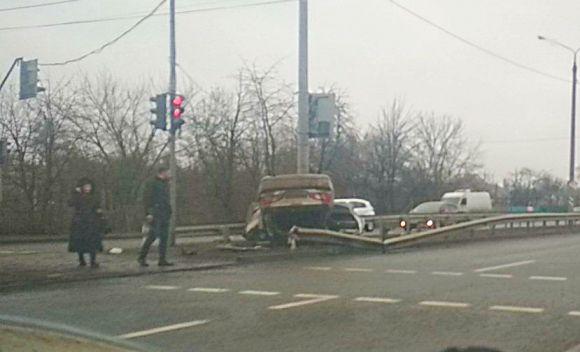 У Стрижавці автомобіль влетів у стовп біля «зебри». Водій живий на сайті 20minut.ua У Стрижавці автомобіль влетів у стовп біля «зебри». Водій живий, фото №2 на сайті 20minut.ua