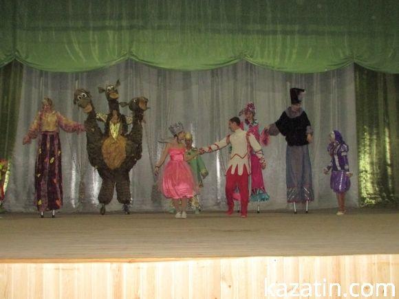 Артисти на ходулях підняли настрій, фото №24 на сайті 20minut.ua