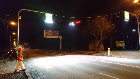 Проблемну «зебру» біля Лісопарку освітили. Увагу водіїв привертатимуть «поліцейські» маячки, фото №2 на сайті 20minut.ua