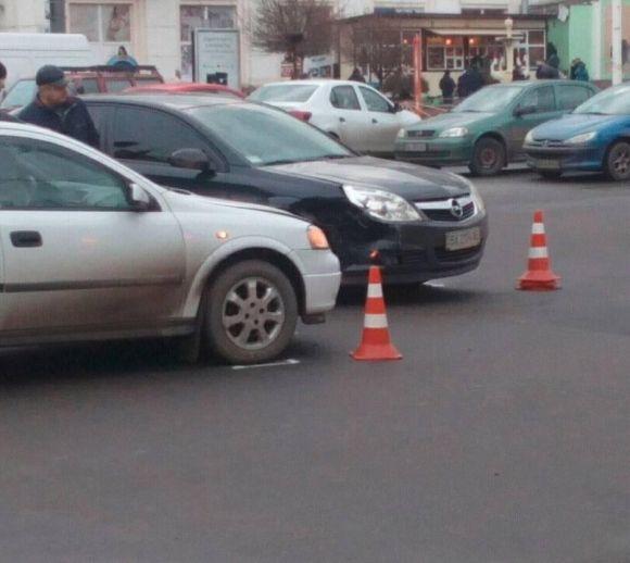 Через ДТП в центрі Хмельницького утворилися затори на сайті vsim.ua Через ДТП в центрі Хмельницького утворилися затори, фото №1 на сайті vsim.ua