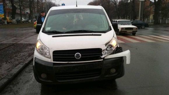 ДТП на Хмельницькому шосе: водій автівки з єврономерами втік з місця на сайті 20minut.ua ДТП на Хмельницькому шосе: водій автівки з єврономерами втік з місця, фото №1 на сайті 20minut.ua