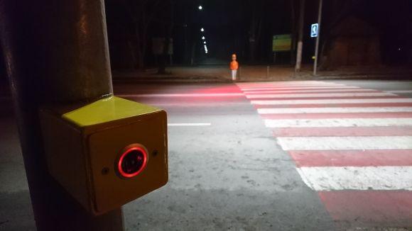 Проблемну «зебру» біля Лісопарку освітили. Увагу водіїв привертатимуть «поліцейські» маячки, фото №1 на сайті 20minut.ua