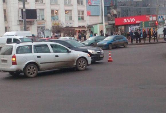 Через ДТП в центрі Хмельницького утворилися затори на сайті vsim.ua Через ДТП в центрі Хмельницького утворилися затори, фото №2 на сайті vsim.ua