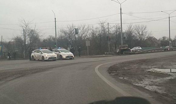 У Стрижавці автомобіль влетів у стовп біля «зебри». Водій живий на сайті 20minut.ua У Стрижавці автомобіль влетів у стовп біля «зебри». Водій живий, фото №1 на сайті 20minut.ua