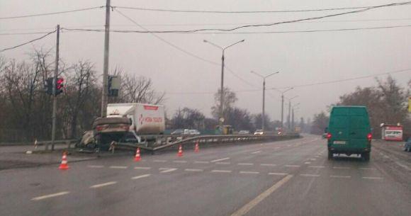 У Стрижавці автомобіль влетів у стовп біля «зебри». Водій живий на сайті 20minut.ua У Стрижавці автомобіль влетів у стовп біля «зебри». Водій живий, фото №3 на сайті 20minut.ua