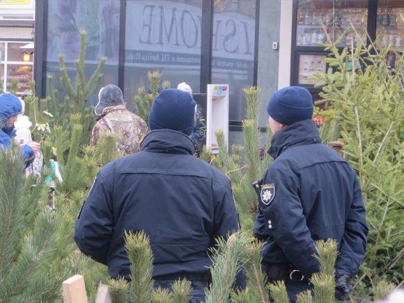 Ялинковий базар біля "Плази": заплатили 5 тисяч, щоб продавати в забороненому місці на сайті vsim.ua Ялинковий базар біля "Плази": заплатили 5 тисяч, щоб продавати в забороненому місці, фото №2 на сайті vsim.ua