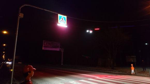 Проблемну «зебру» біля Лісопарку освітили. Увагу водіїв привертатимуть «поліцейські» маячки, фото №4 на сайті 20minut.ua