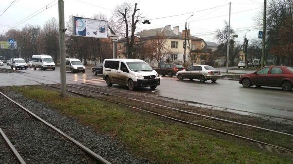 ДТП на Хмельницькому шосе: водій автівки з єврономерами втік з місця на сайті 20minut.ua ДТП на Хмельницькому шосе: водій автівки з єврономерами втік з місця, фото №2 на сайті 20minut.ua