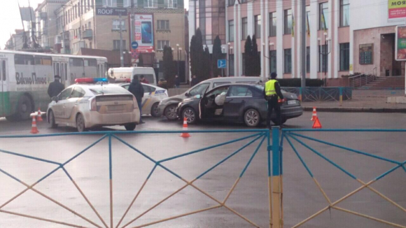 Біля підземки на Кам'янецькій зіткнулись Біля підземки на Кам'янецькій зіткнулись