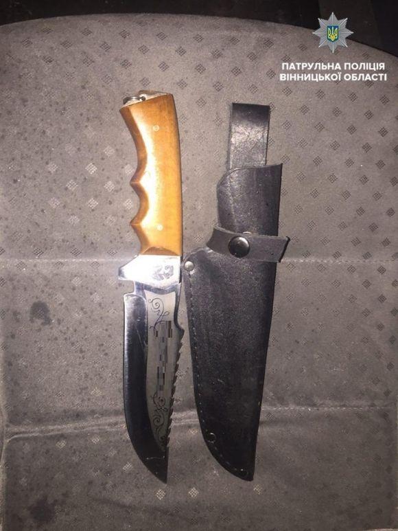 На Брацлавській у салоні Mazda 6 знайшли гранату та ніж. Водій був "під кайфом" на сайті 20minut.ua На Брацлавській у салоні Mazda 6 знайшли гранату та ніж. Водій був "під кайфом", фото №1 на сайті 20minut.ua