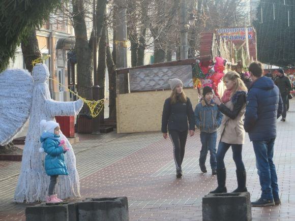 Смітник з ялинок і пусті вулиці: як виглядає центр Хмельницького після новорічного святкування (ФОТО) на сайті vsim.ua Смітник з ялинок і пусті вулиці: як виглядає центр Хмельницького після новорічного святкування (ФОТО), фото №10 на сайті vsim.ua