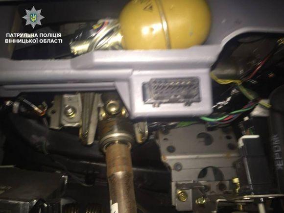 На Брацлавській у салоні Mazda 6 знайшли гранату та ніж. Водій був "під кайфом" на сайті 20minut.ua На Брацлавській у салоні Mazda 6 знайшли гранату та ніж. Водій був "під кайфом", фото №3 на сайті 20minut.ua