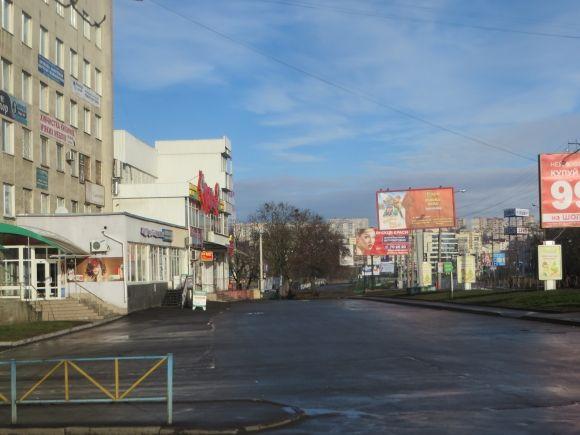 Смітник з ялинок і пусті вулиці: як виглядає центр Хмельницького після новорічного святкування (ФОТО) на сайті vsim.ua Смітник з ялинок і пусті вулиці: як виглядає центр Хмельницького після новорічного святкування (ФОТО), фото №3 на сайті vsim.ua