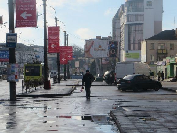 Смітник з ялинок і пусті вулиці: як виглядає центр Хмельницького після новорічного святкування (ФОТО) на сайті vsim.ua Смітник з ялинок і пусті вулиці: як виглядає центр Хмельницького після новорічного святкування (ФОТО), фото №5 на сайті vsim.ua
