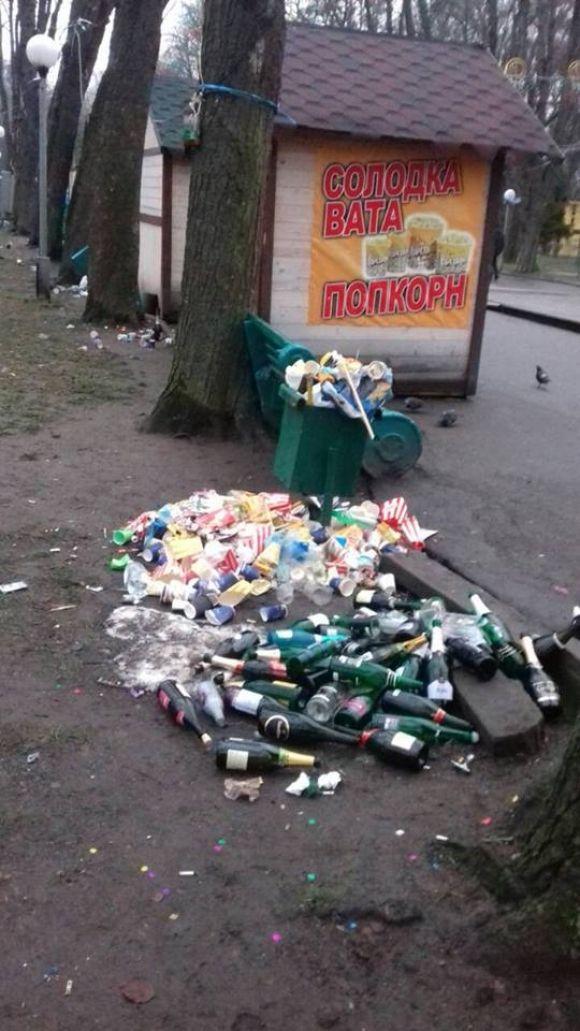 Що залишили після себе у центральному парку вінничани, які святкували Новий рік на сайті 20minut.ua Що залишили після себе у центральному парку вінничани, які святкували Новий рік, фото №1 на сайті 20minut.ua