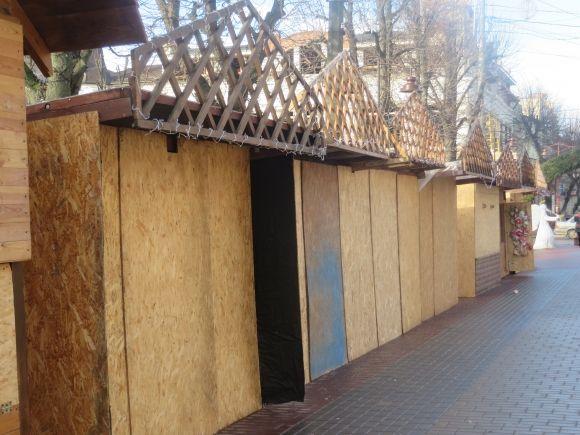 Смітник з ялинок і пусті вулиці: як виглядає центр Хмельницького після новорічного святкування (ФОТО) на сайті vsim.ua Смітник з ялинок і пусті вулиці: як виглядає центр Хмельницького після новорічного святкування (ФОТО), фото №12 на сайті vsim.ua