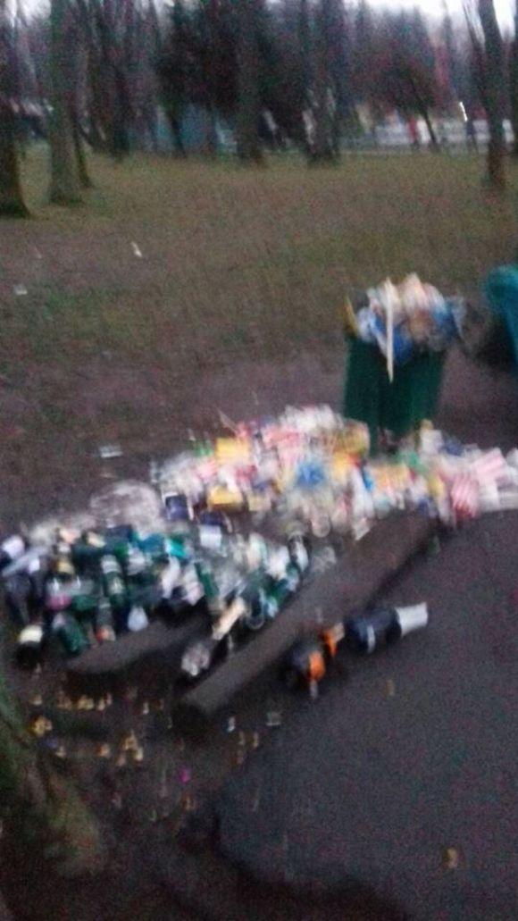 Що залишили після себе у центральному парку вінничани, які святкували Новий рік на сайті 20minut.ua Що залишили після себе у центральному парку вінничани, які святкували Новий рік, фото №2 на сайті 20minut.ua