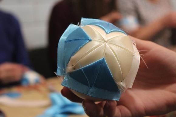 Зробити новорічну іграшку своїми руками. Майстер клас від пластунів на сайті 20minut.ua Зробити новорічну іграшку своїми руками. Майстер клас від пластунів, фото №3 на сайті 20minut.ua