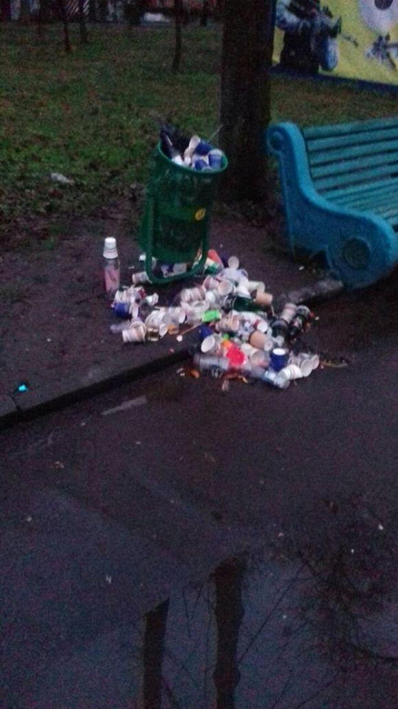 Що залишили після себе у центральному парку вінничани, які святкували Новий рік на сайті 20minut.ua Що залишили після себе у центральному парку вінничани, які святкували Новий рік, фото №3 на сайті 20minut.ua