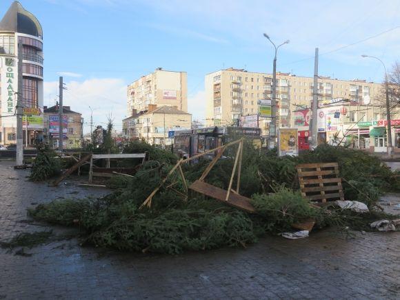Смітник з ялинок і пусті вулиці: як виглядає центр Хмельницького після новорічного святкування (ФОТО) на сайті vsim.ua Смітник з ялинок і пусті вулиці: як виглядає центр Хмельницького після новорічного святкування (ФОТО), фото №8 на сайті vsim.ua