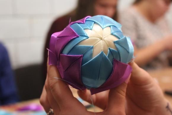 Зробити новорічну іграшку своїми руками. Майстер клас від пластунів на сайті 20minut.ua Зробити новорічну іграшку своїми руками. Майстер клас від пластунів, фото №4 на сайті 20minut.ua