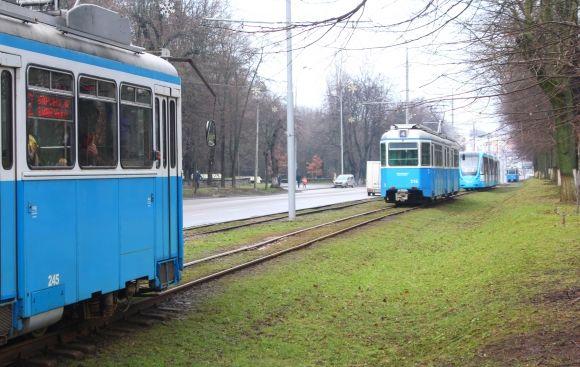 Через сумочку, яку забули на зупинці біля Універмагу, трамваї не ходили 30 хвилин на сайті 20minut.ua Через сумочку, яку забули на зупинці біля Універмагу, трамваї не ходили 30 хвилин, фото №4 на сайті 20minut.ua