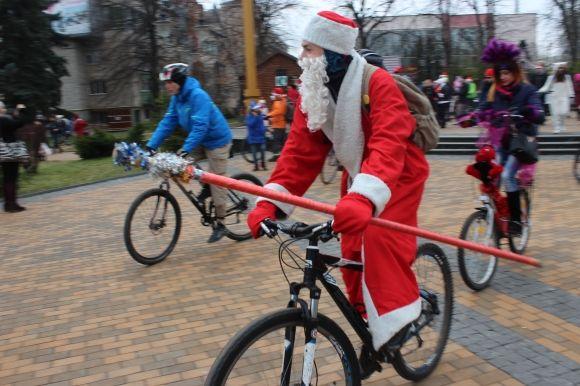 Різдвяний велопарад: Морози та Снігурки на “велооленях” проїхали містом 20 кілометрів, фото №18 на сайті 20minut.ua