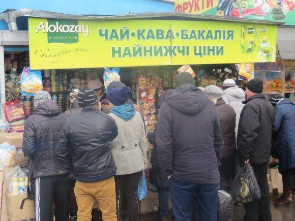 Хмельничани скупляються до Святвечора. Черги - за фруктами та сиром на сайті vsim.ua Хмельничани скупляються до Святвечора. Черги - за фруктами та сиром, фото №9 на сайті vsim.ua