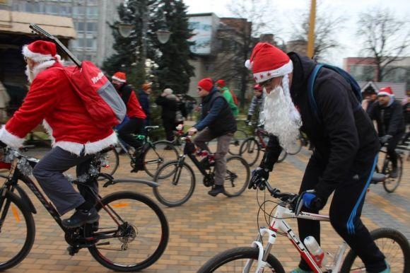 Різдвяний велопарад: Морози та Снігурки на “велооленях” проїхали містом 20 кілометрів, фото №20 на сайті 20minut.ua
