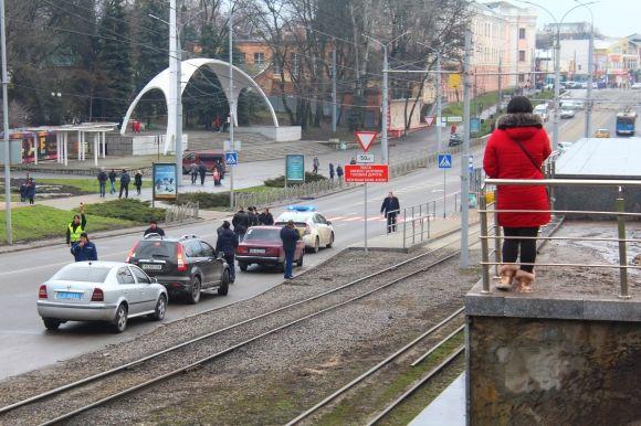 Через сумочку, яку забули на зупинці біля Універмагу, трамваї не ходили 30 хвилин на сайті 20minut.ua Через сумочку, яку забули на зупинці біля Універмагу, трамваї не ходили 30 хвилин, фото №1 на сайті 20minut.ua
