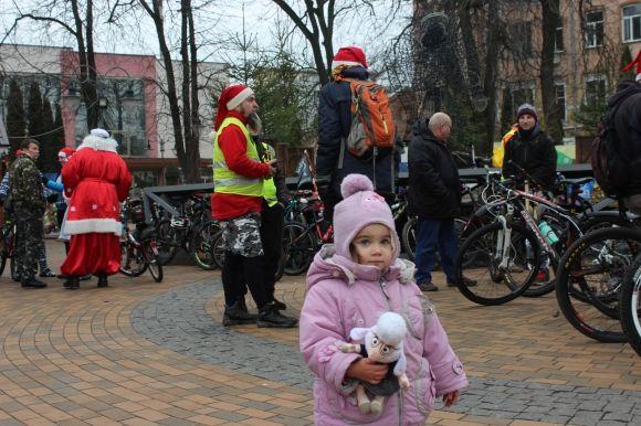 Різдвяний велопарад: Морози та Снігурки на “велооленях” проїхали містом 20 кілометрів, фото №11 на сайті 20minut.ua