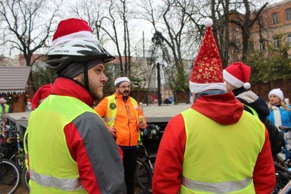 Різдвяний велопарад: Морози та Снігурки на “велооленях” проїхали містом 20 кілометрів, фото №12 на сайті 20minut.ua