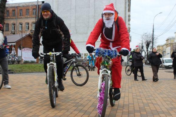 Різдвяний велопарад: Морози та Снігурки на “велооленях” проїхали містом 20 кілометрів, фото №15 на сайті 20minut.ua