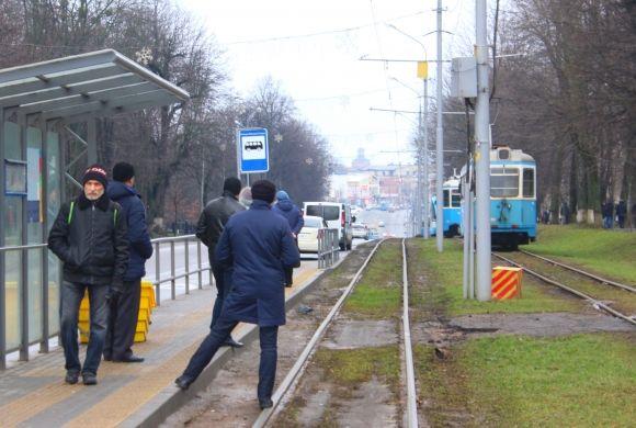 Через сумочку, яку забули на зупинці біля Універмагу, трамваї не ходили 30 хвилин на сайті 20minut.ua Через сумочку, яку забули на зупинці біля Універмагу, трамваї не ходили 30 хвилин, фото №3 на сайті 20minut.ua