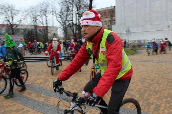 Різдвяний велопарад: Морози та Снігурки на “велооленях” проїхали містом 20 кілометрів, фото №16 на сайті 20minut.ua