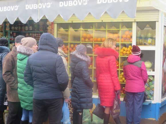 Хмельничани скупляються до Святвечора. Черги - за фруктами та сиром на сайті vsim.ua Хмельничани скупляються до Святвечора. Черги - за фруктами та сиром, фото №6 на сайті vsim.ua