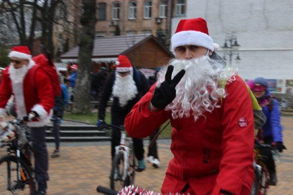 Різдвяний велопарад: Морози та Снігурки на “велооленях” проїхали містом 20 кілометрів, фото №19 на сайті 20minut.ua