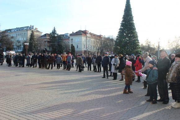 Відео дня: на площі народний оркестр грав новорічну пісню з "Ну, постривай!", фото №2 на сайті 20minut.ua